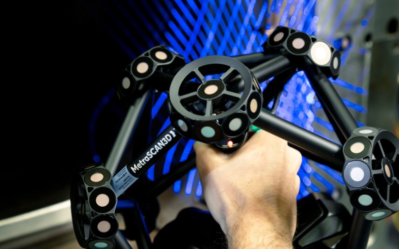 MetraSCAN 3D projecting laser lines while tracked by the C-Track